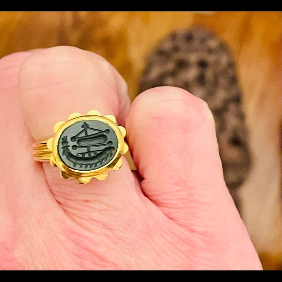 Estate 18k carved bloodstone Viking ship scalloped ring. US size 5 1/4. - Picture 6 of 11